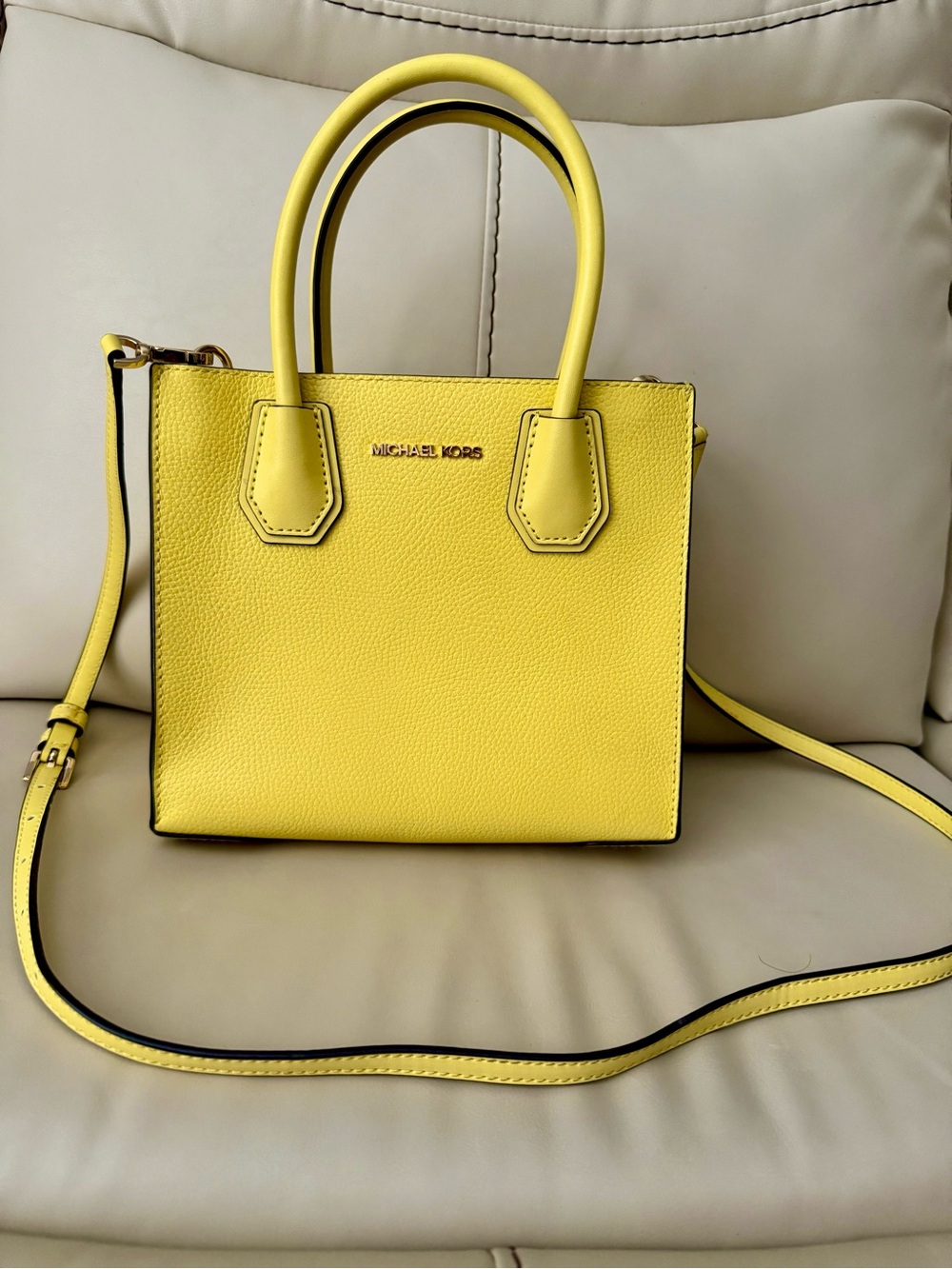 Michael Kors Mercer Medium Pebbled Leather Crossbody Bag. Excellent like new